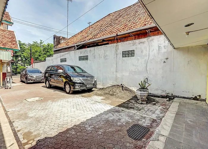 OYO Flagship 90717 Hotel Kalimantan Surabaya